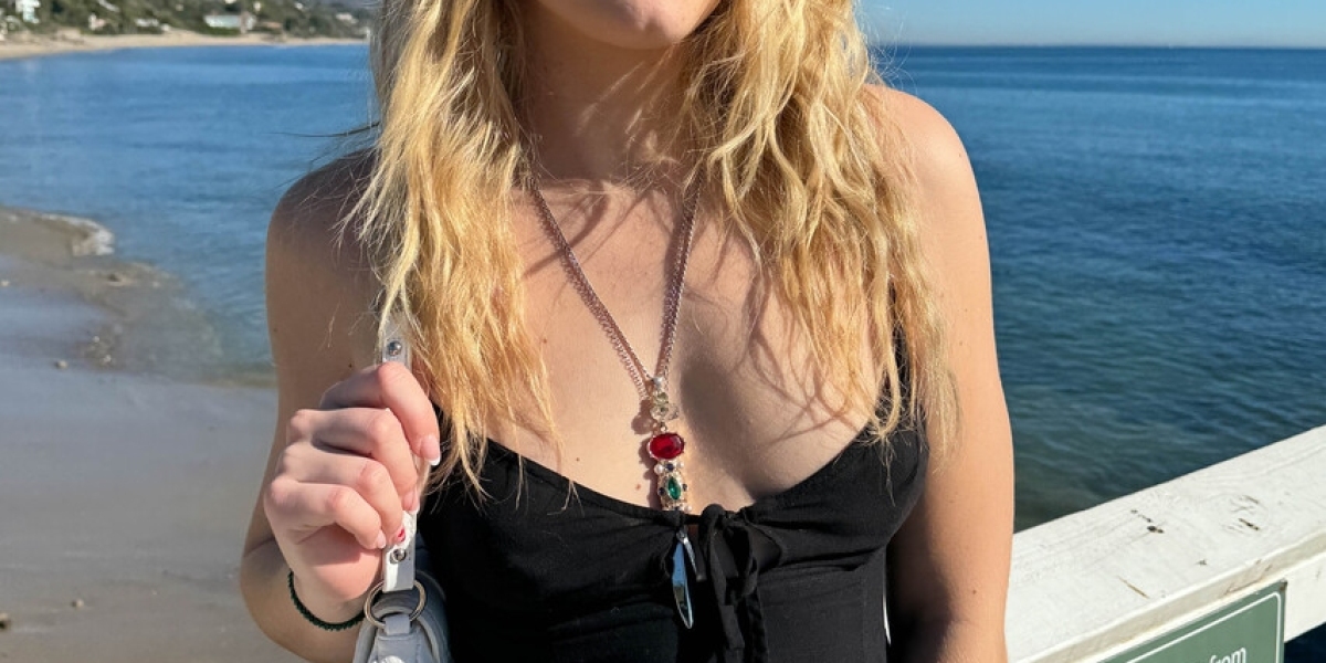 Hotel Escorts Nearby Airport in Kolkata Only 5 Star Escorts With Girl in Room to Stay