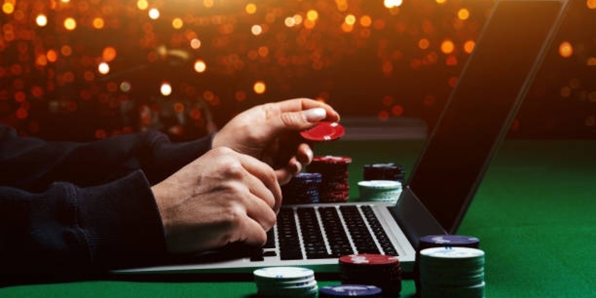 The Psychology Behind Online Casino Gaming: How Bonuses and Slots Influence Player Behavior